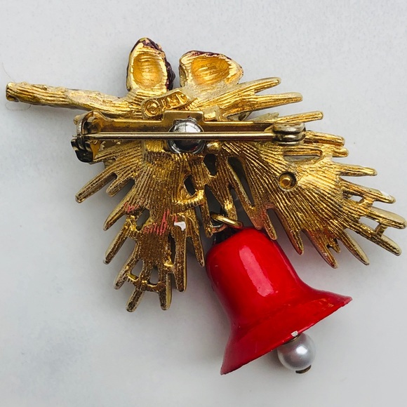 ART signed Christmas snow cap bough pine cone pin - Picture 4 of 10